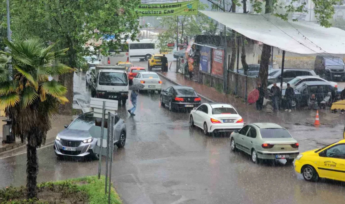 Zonguldak kent merkezinde aniden başlayan yoğun yağış nedeniyle tedbirsiz yakalanan