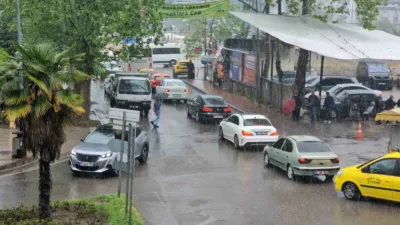 Zonguldak kent merkezinde aniden başlayan yoğun yağış nedeniyle tedbirsiz yakalanan