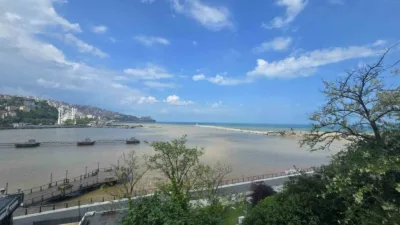 Zonguldak’ta yağışlar sonrası derelerden akan çamurlu suların döküldüğü Zonguldak Limanı’nda