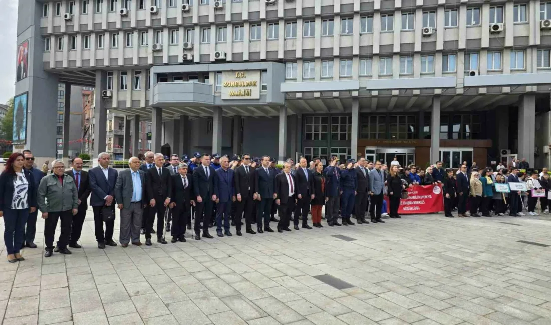 Zonguldak’ta 10-16 Mayıs Engelliler Haftası etkinlikleri kapsamında Valilik önünde çelenk