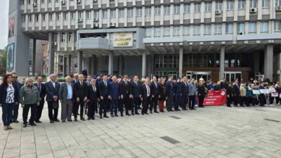 Zonguldak’ta 10-16 Mayıs Engelliler Haftası etkinlikleri kapsamında Valilik önünde çelenk