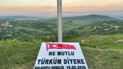 Zonguldak’ın Çaycuma ilçesinde bir grup genç, kendi imkanlarıyla köylerinin zirvesine