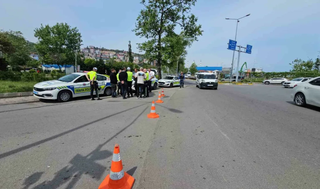 Zonguldak’ta liman sahasına girmek için geri manevra yapan yük treni,