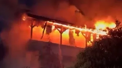 Sakarya’nın Kaynarca ilçesinde 3 katlı evin üst katında çıkan yangında