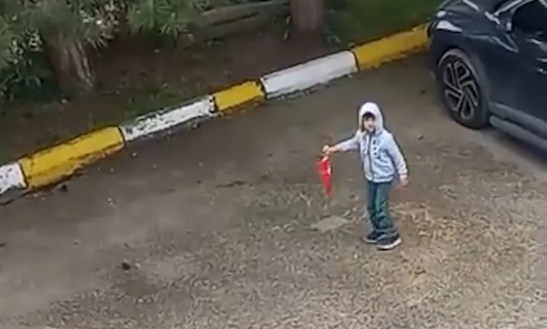 Bolu’da evinin balkonundan yerde duran Türk bayrağını gören 5 yaşındaki