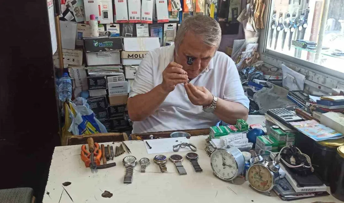 Zonguldak’ın Devrek ilçesinde 52 yıldan bu yana saat tamirciliği yapan
