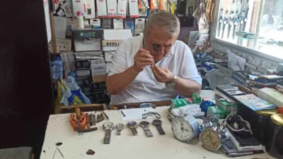 Zonguldak’ın Devrek ilçesinde 52 yıldan bu yana saat tamirciliği yapan