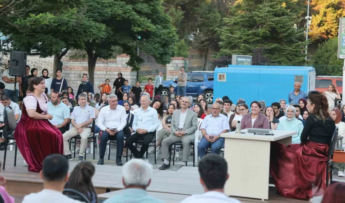 Çayırova’da tiyatro kurslarında eğitim alan kursiyerler, hazırladıkları “Kime Göre?” adlı