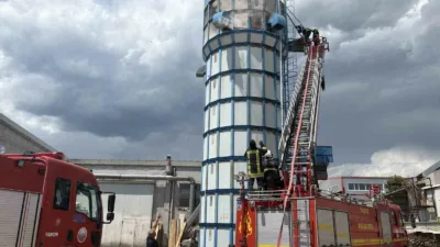 Kastamonu’nun Tosya ilçesinde ahşap kapı fabrikanın talaş silosunda çıkan yangın,
