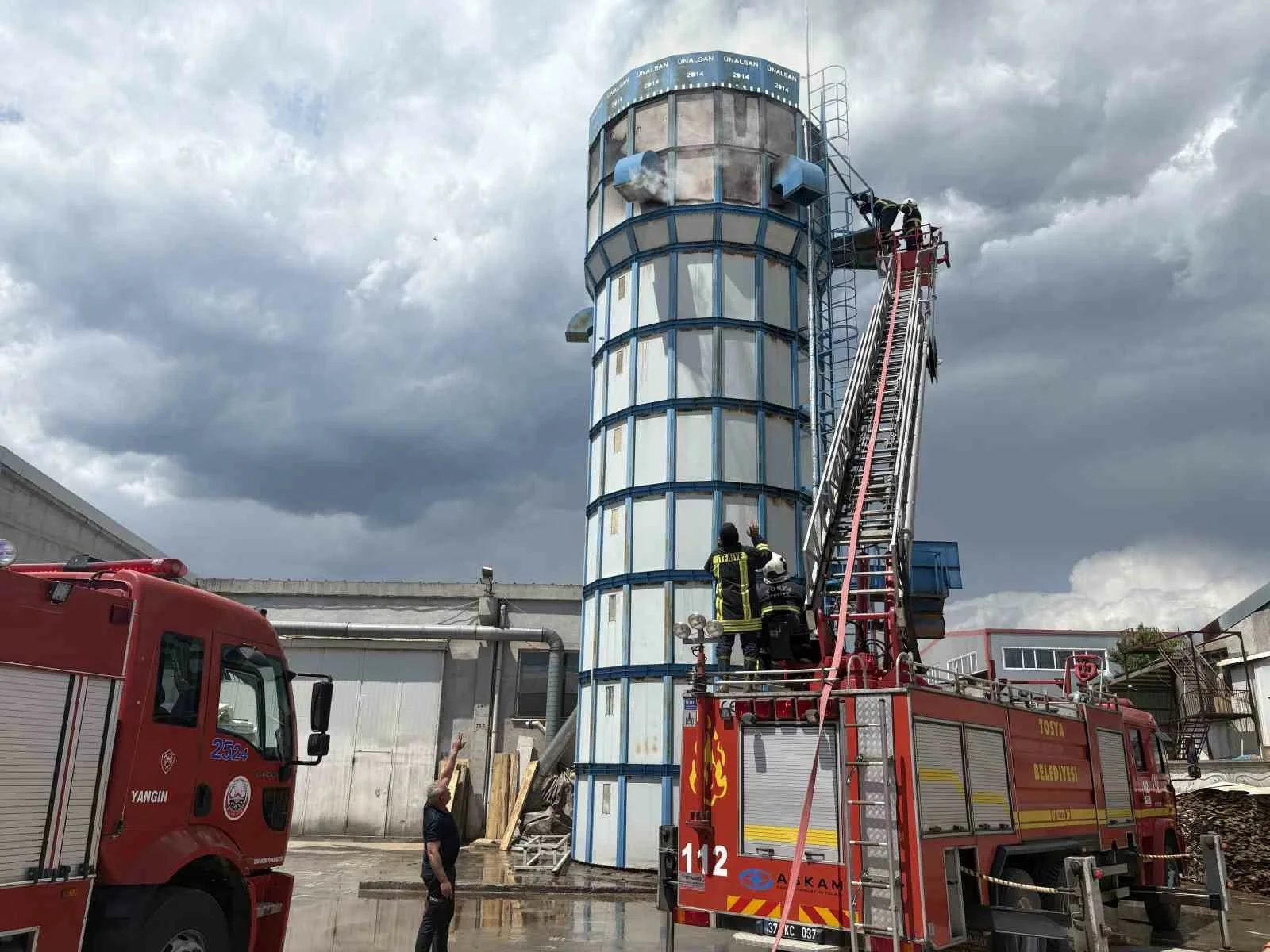 Kastamonu’nun Tosya ilçesinde ahşap kapı fabrikanın talaş silosunda çıkan yangın,