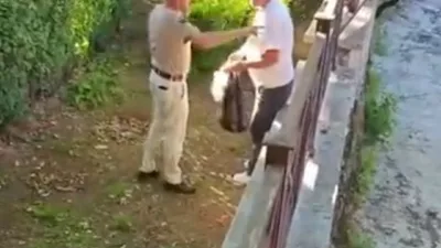 Bolu’nun Göynük ilçesinde yer alan Akşemseddin Hazretleri Türbesi’nin bahçesinde alkol