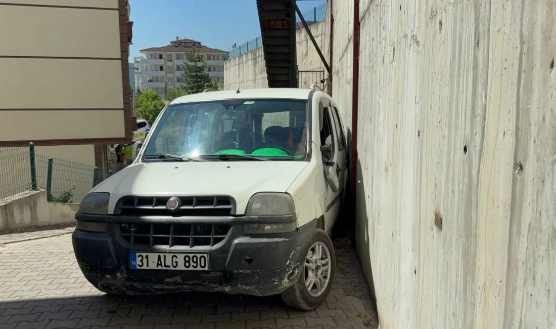 Karabük’te aküsü biten hafif ticari aracı itmeye çalışırken araç ile