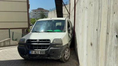 Karabük’te aküsü biten hafif ticari aracı itmeye çalışırken araç ile