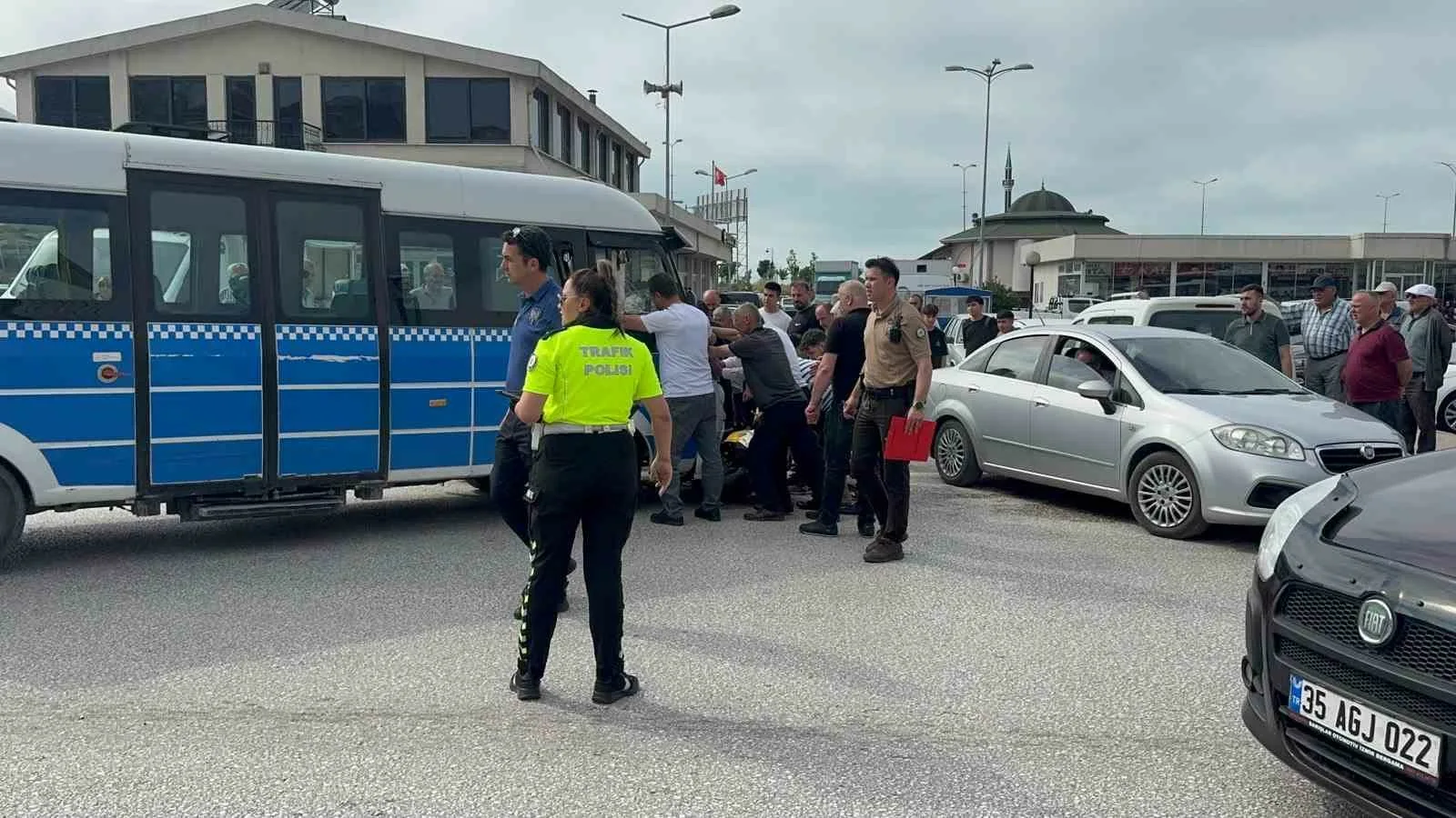 Zonguldak’ın Alaplı İlçesinde meydana gelen trafik kazasında minibüs ile motosiklet