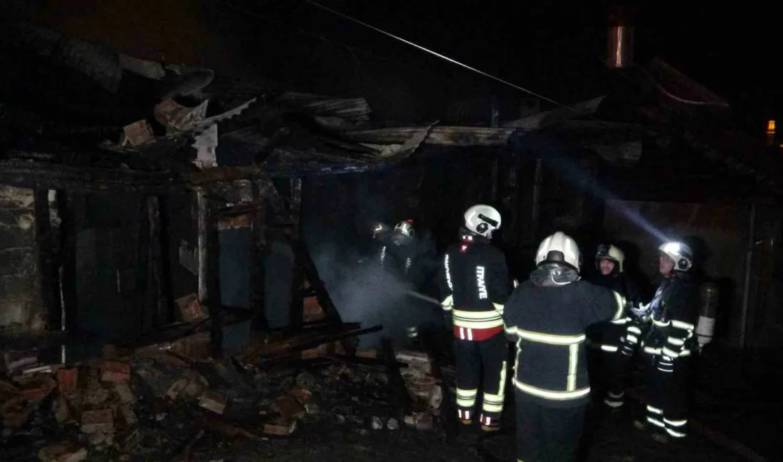 Kastamonu’da iki katlı ahşap evde çıkan yangın, itfaiye ekiplerince söndürüldü.