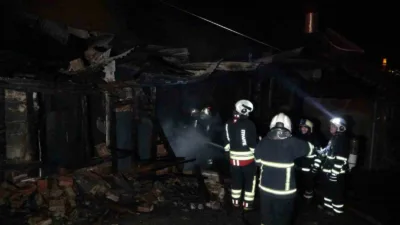 Kastamonu’da iki katlı ahşap evde çıkan yangın, itfaiye ekiplerince söndürüldü.