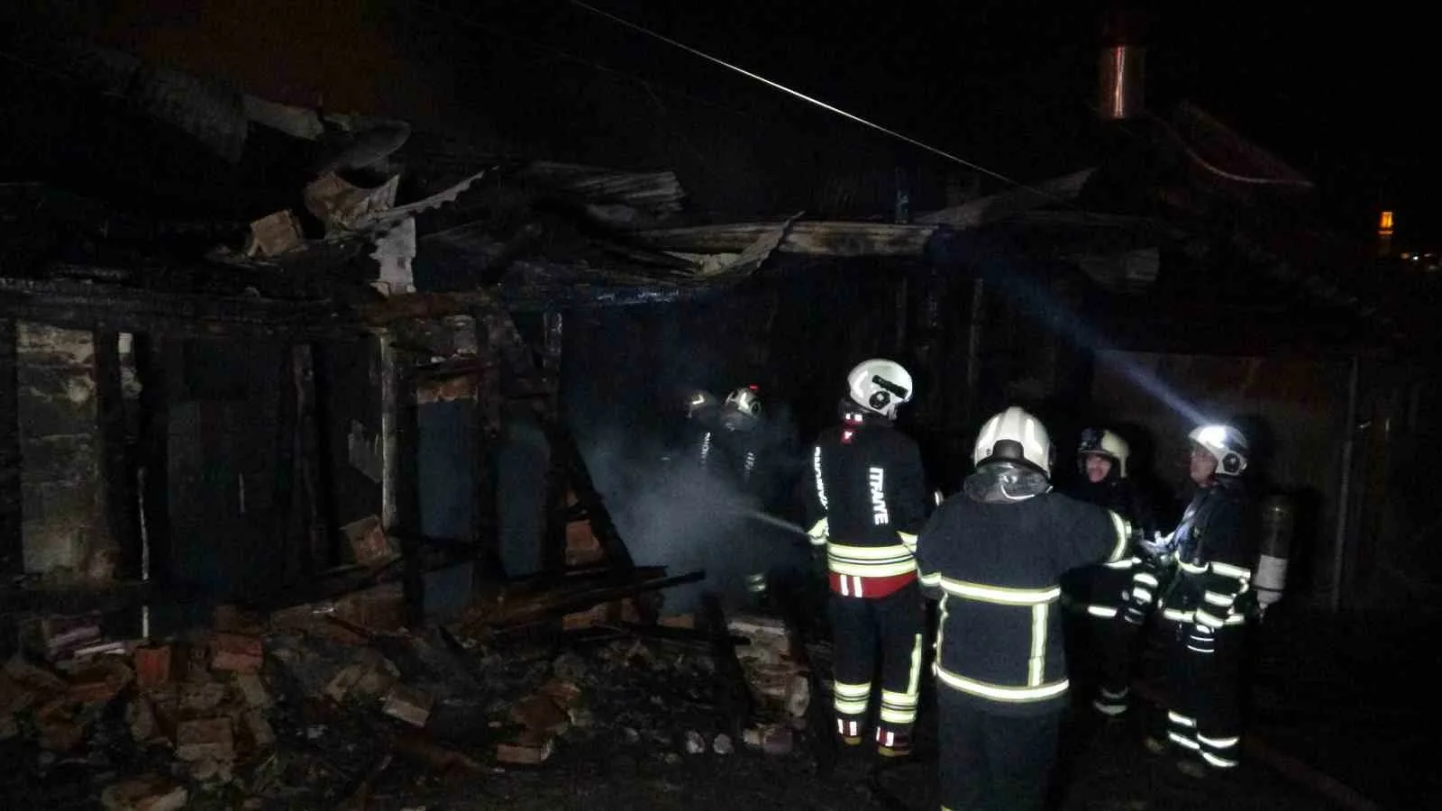 Kastamonu’da iki katlı ahşap evde çıkan yangın, itfaiye ekiplerince söndürüldü.