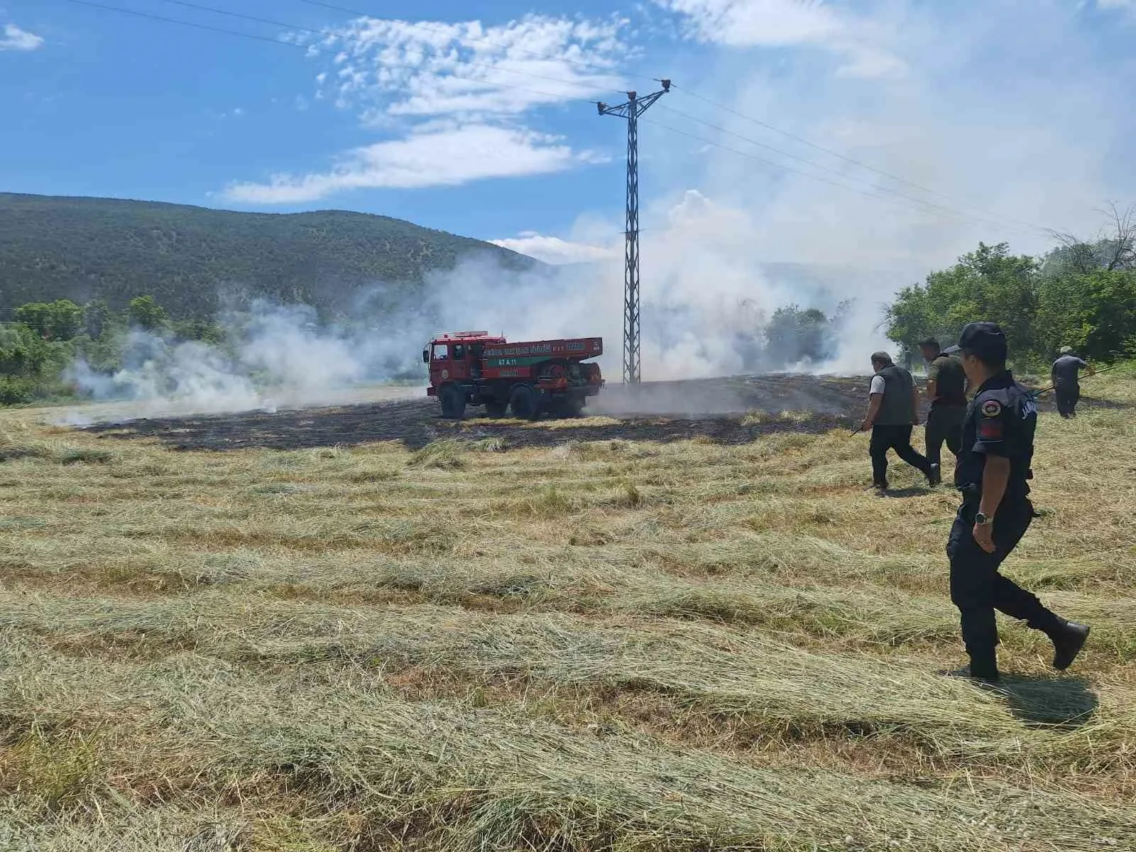 Karabük’ün Eskipazar ilçesine bağlı Hanköy köyünde çıkan anız yangını, ekiplerin