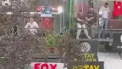 Ankara’da iki berber dükkanı çalışanları arasında çıkan sopalı kavga cep