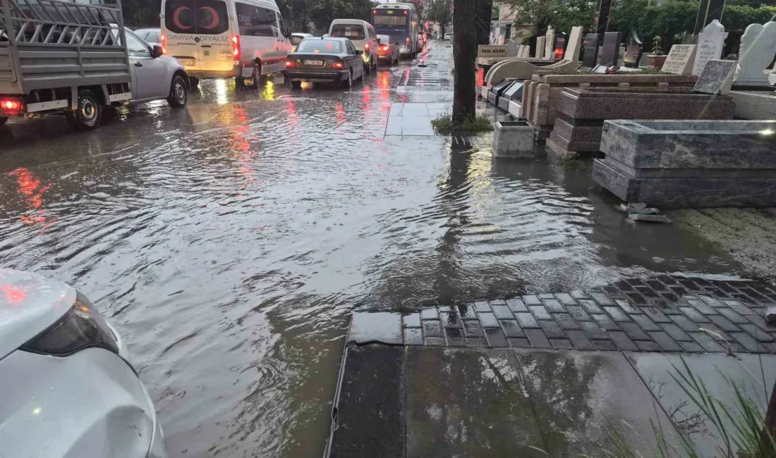 Ankara’nın Yenimahalle ilçesinde sağanak yağışın etkisiyle sokaklar göle döndü, bazı