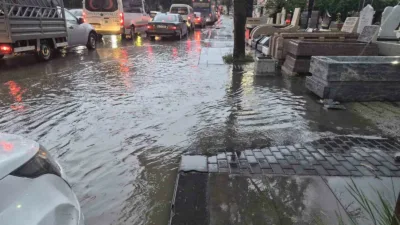 Ankara’nın Yenimahalle ilçesinde sağanak yağışın etkisiyle sokaklar göle döndü, bazı