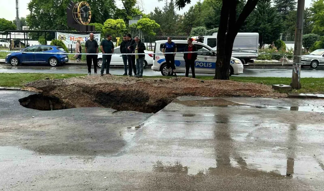 Ankara’nın Yenimahalle ilçesinde etkili olan sağanak yağış sonrası ana cadde
