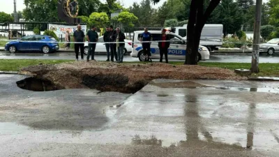 Ankara’nın Yenimahalle ilçesinde etkili olan sağanak yağış sonrası ana cadde