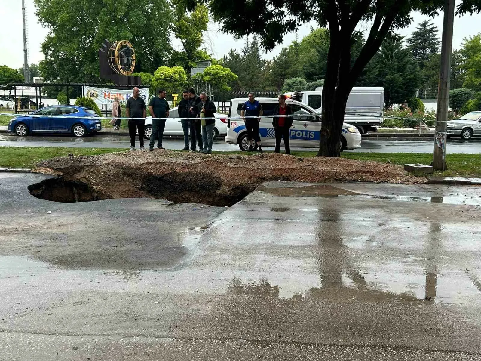 Ankara’nın Yenimahalle ilçesinde etkili olan sağanak yağış sonrası ana cadde