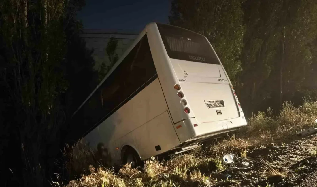 Ankara’nın Mamak ilçesinde bir otomobil ters şeride girerek servis aracının