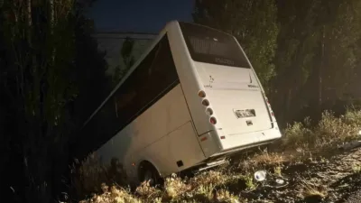 Ankara’nın Mamak ilçesinde bir otomobil ters şeride girerek servis aracının