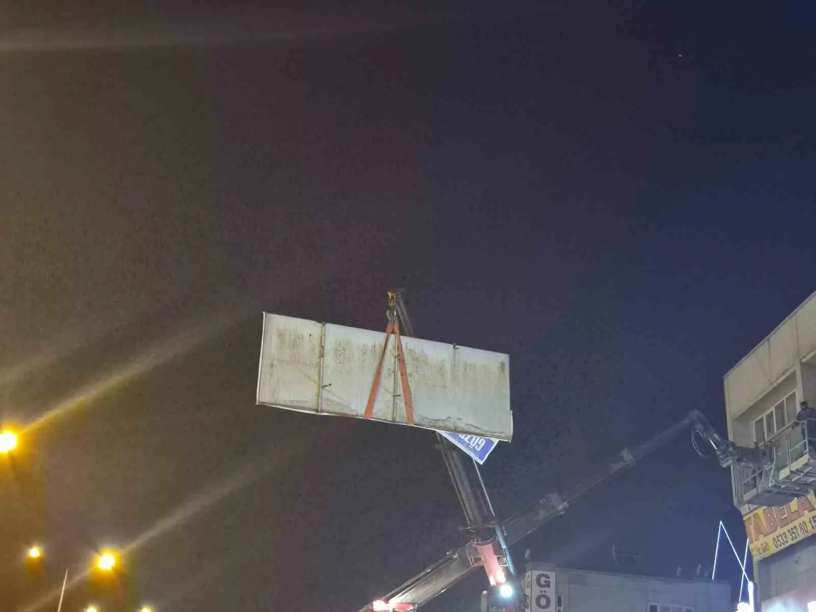Ankara’nın Altındağ ilçesinde bazı ofislerdeki yönetmeliğe uygun olmayan tabelalar kaldırıldı.