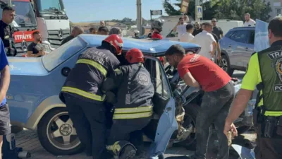 Kocaeli’nin Darıca ilçesinde ardı ardına şerit değiştiren sürücünün direksiyon hakimiyetini