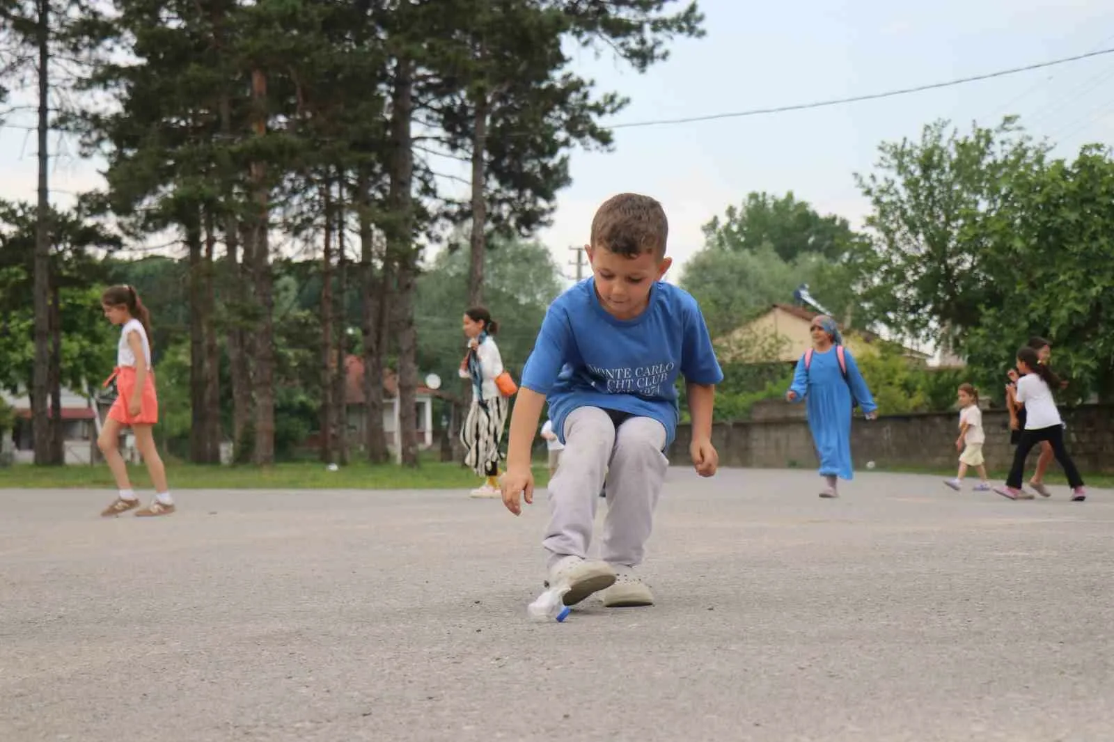 Sakarya’nın Akyazı ilçesinde, ayrıştırılmamış çöp bulmanın neredeyse imkansız olduğu mahallede