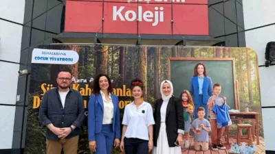 Oyuncu ve Manken Azra, Çocuk Tiyatrosu’nun başrolünde yer alarak çocuklara
