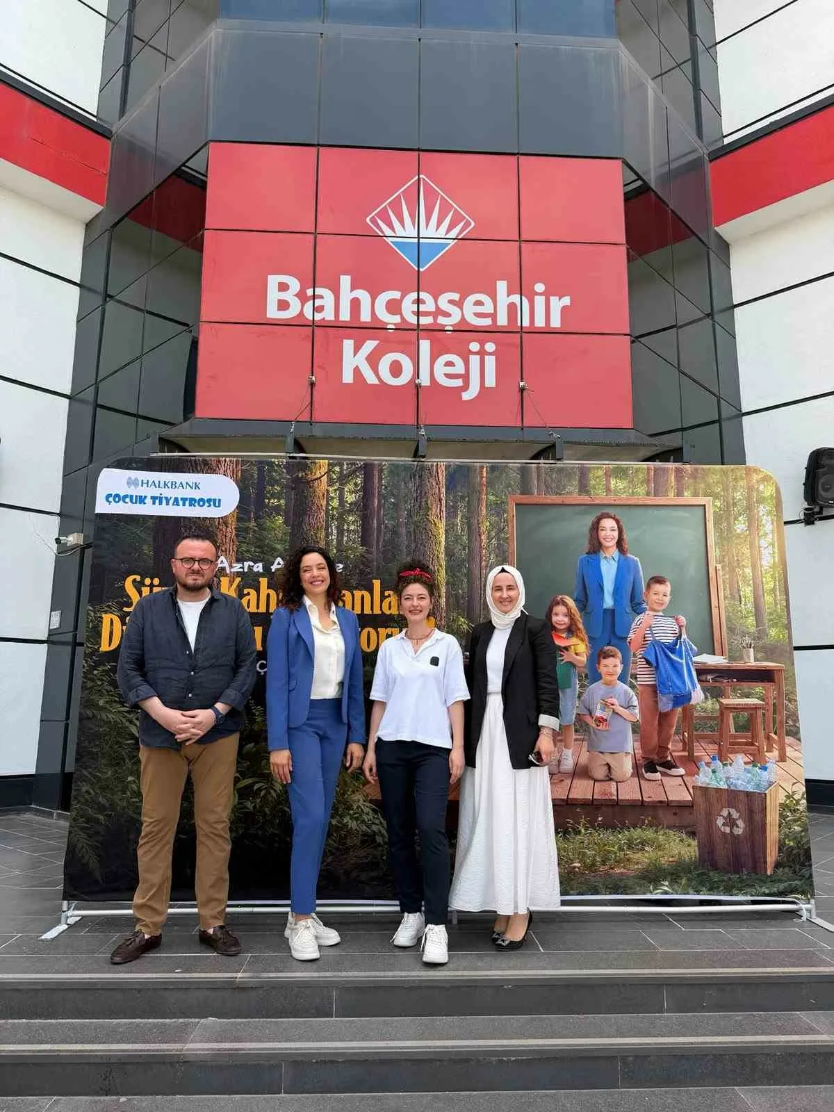 Oyuncu ve Manken Azra, Çocuk Tiyatrosu’nun başrolünde yer alarak çocuklara