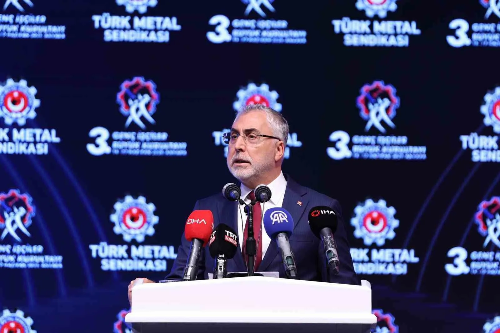 Çalışma ve Sosyal Güvenlik Bakanı Vedat Işıkhan, “Teknolojinin karanlık yanına,