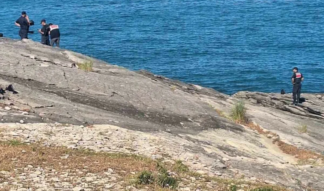 Kocaeli’nin Kandıra ilçesinde balık tutarken kayalıklardan denize düşen kişi yaşamını