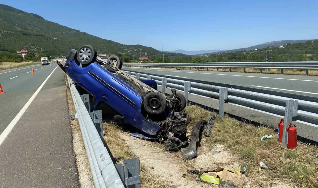 Kastamonu’nun Araç ilçesinde bariyerlere çarparak ters dönen hafif ticari araçtaki