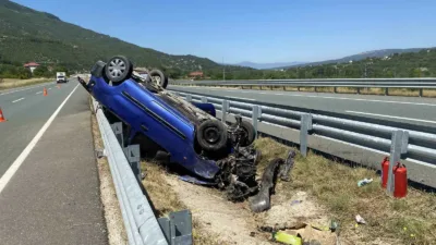 Kastamonu’nun Araç ilçesinde bariyerlere çarparak ters dönen hafif ticari araçtaki