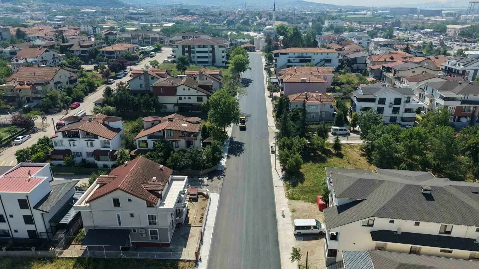 Başiskele Seymen Mahallesi’nde sıcak asfalt ve kaldırım yenileme çalışmaları tamamlandı,