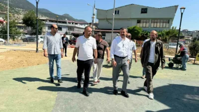 Karabük Belediye Başkanı Özkan Çetinkaya, yapımı devam eden tema parklarda