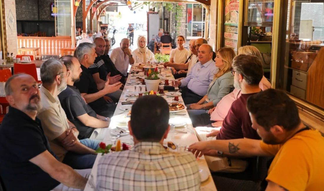 Düzce Belediye Başkanı Dr. Faruk Özlü, Gaziantep Caddesi esnafıyla buluştu.