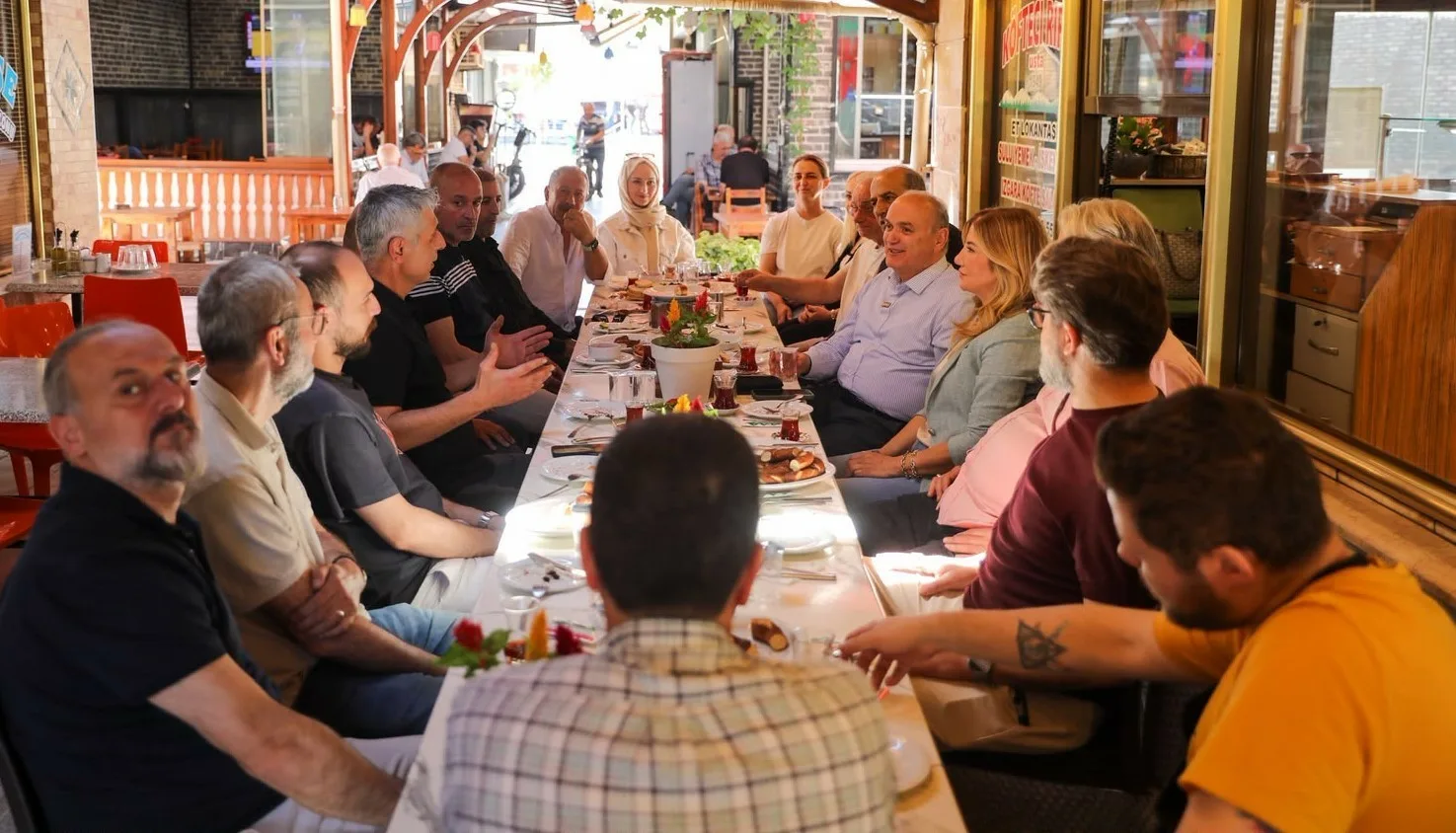 Düzce Belediye Başkanı Dr. Faruk Özlü, Gaziantep Caddesi esnafıyla buluştu.