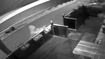 Bolu’da mantı dükkanının önüne yeni dikilen çiçekler, gece saatlerinde motosikletle