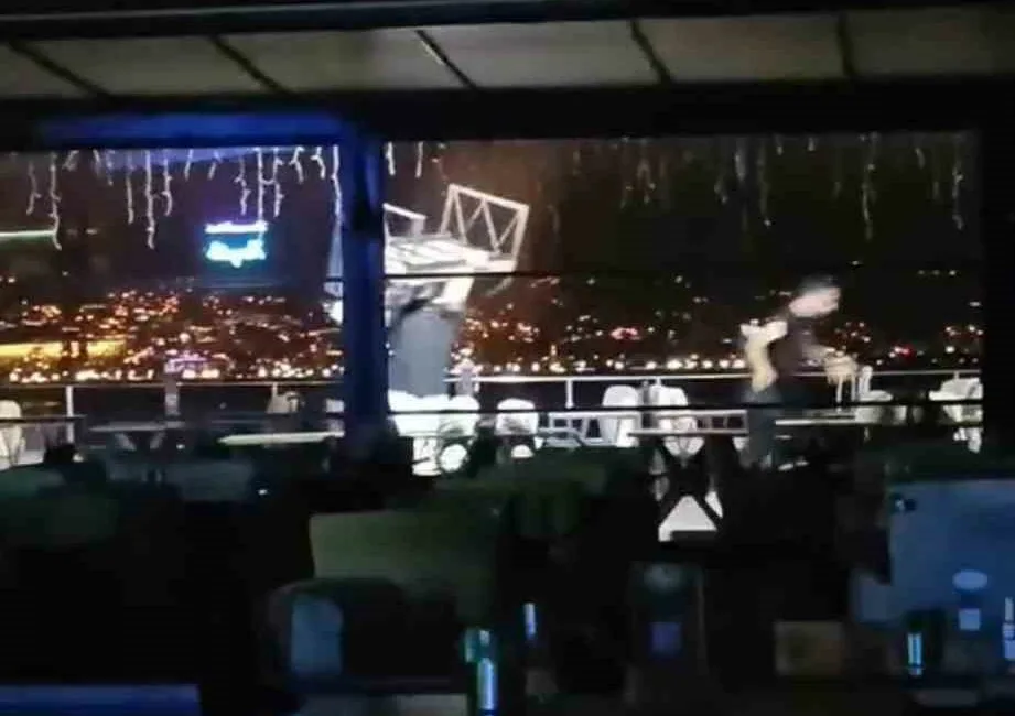 Kocaeli’nin İzmit ilçesinde alkollü oldukları ve birbirlerini tanımadıkları belirtilen 2