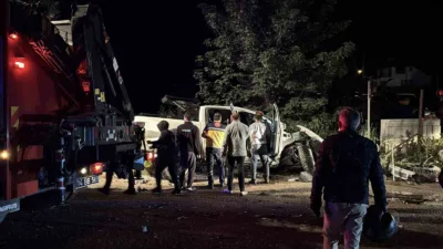 Bolu’da D-100 kara yolunda yan yoldan çıkan hafriyat tırının dorsesine