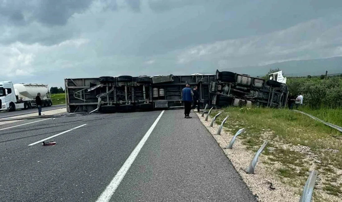 Bolu’da kontrolden çıkarak devrilen tırın sürücüsü yaralandı. Kaza, Gerede-Karabük kara