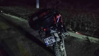 Bolu’da sürücüsünün direksiyon hakimiyetini kaybettiği motosikletin kaldırım taşına çarpıp metrelerce