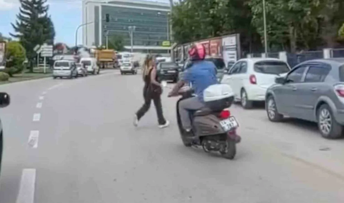 Bolu’da bir motosiklet sürücüsü, yolun karşısına geçmek isteyen yayaya çarpmaktan
