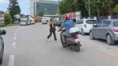 Bolu’da bir motosiklet sürücüsü, yolun karşısına geçmek isteyen yayaya çarpmaktan